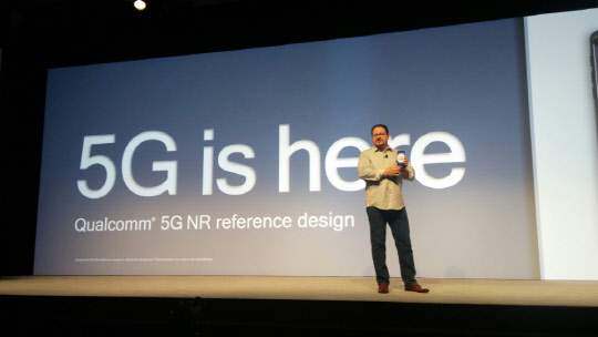 4일(현지시간) 크리스티아노 아몬 퀄컴 사장이 '퀄컴 스냅드래곤 테크 서밋 2018'에서 차세대 칩셋인 '퀄컴 스냅드래곤 855'가 탑재된 레퍼런스 스마트폰을 직접 들고 설명하고 있다. 사진=심화영기자